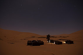 Wüste und Zelte bei Nacht