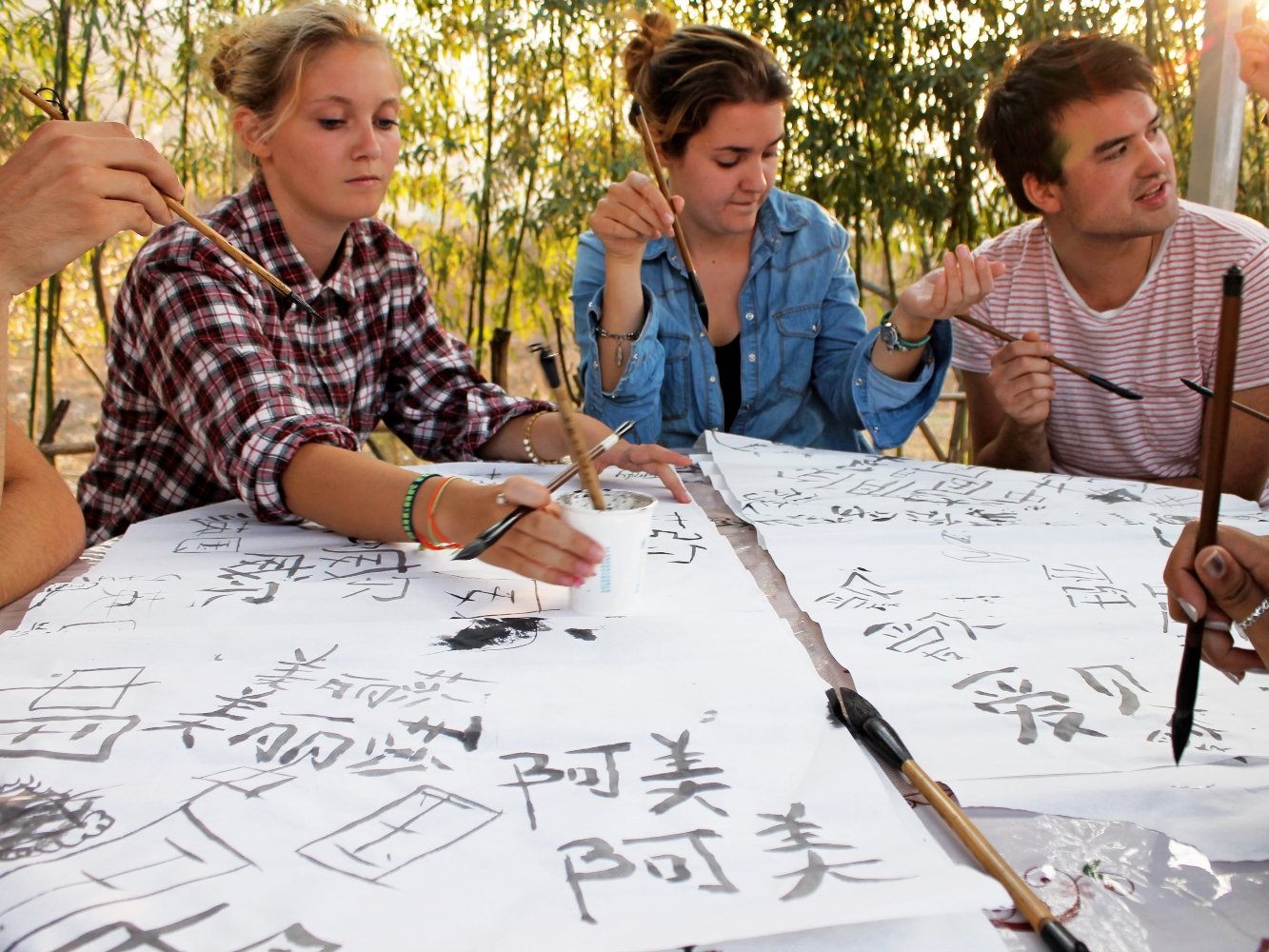 junge Reisende lernen chinesische Kalligrafie