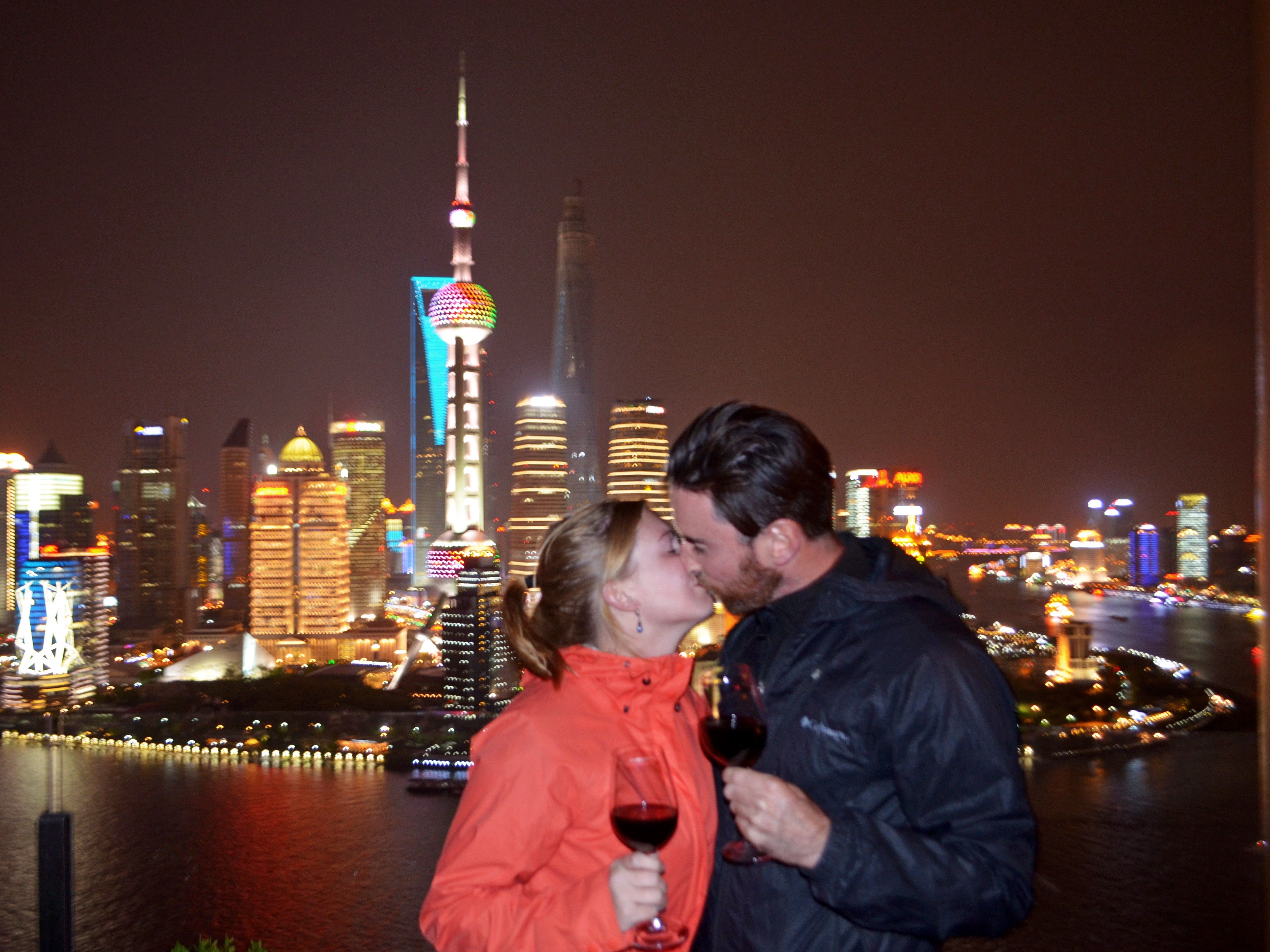 Paar vor der Skyline von Shanghai