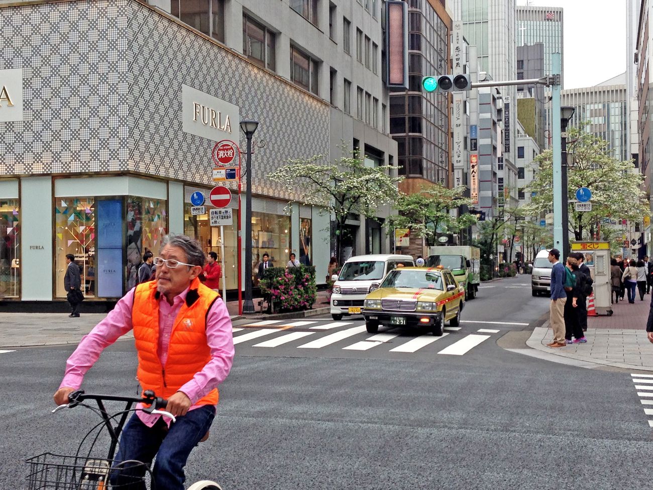 Japaner mit Fahrrad