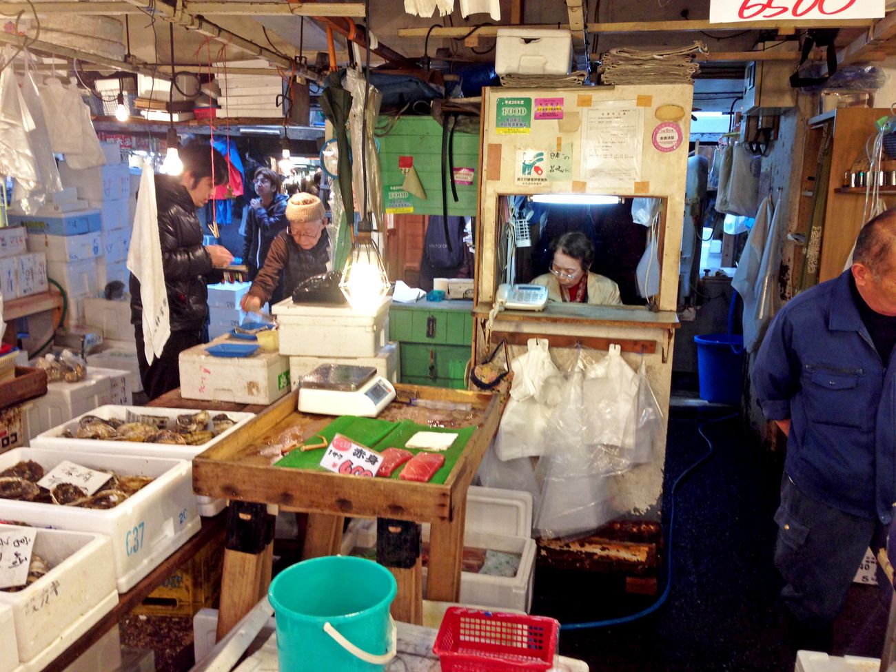 Fisch-Verkaufsstände auf Tsukiji Fischmarkt