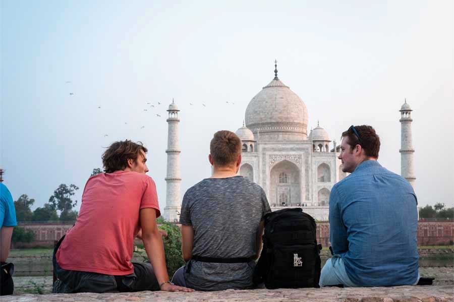Backpacker Jungs am Taj Mahal