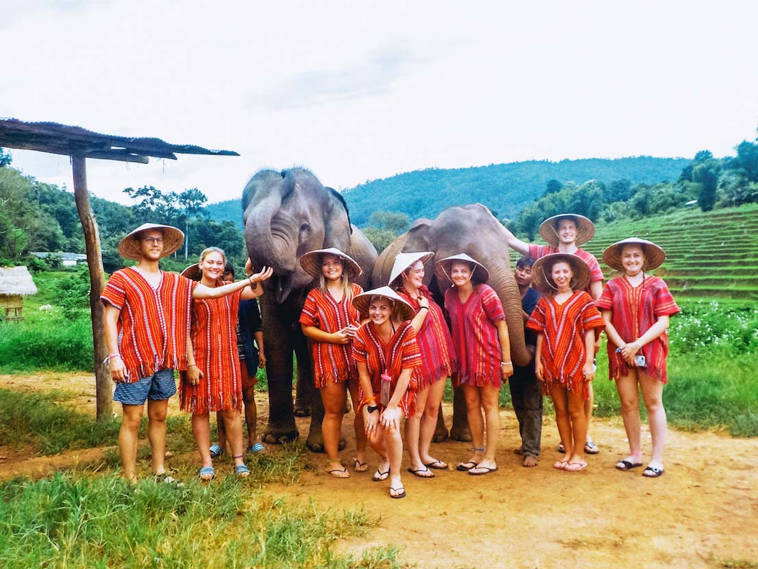Gruppenfoto mit Elefant