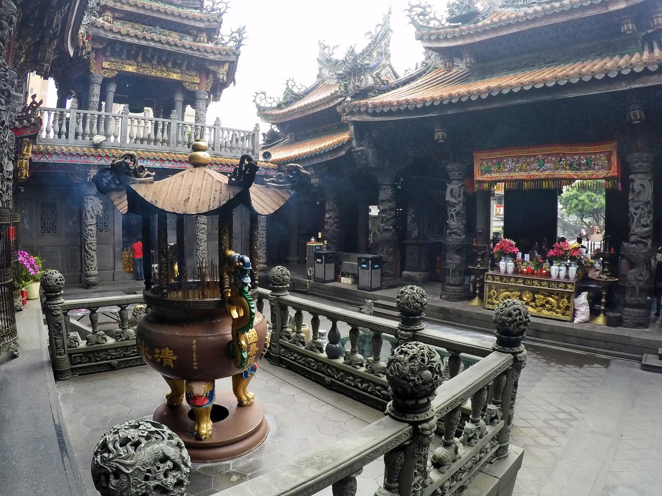Innenhof des Mengjia Longshan-Tempel