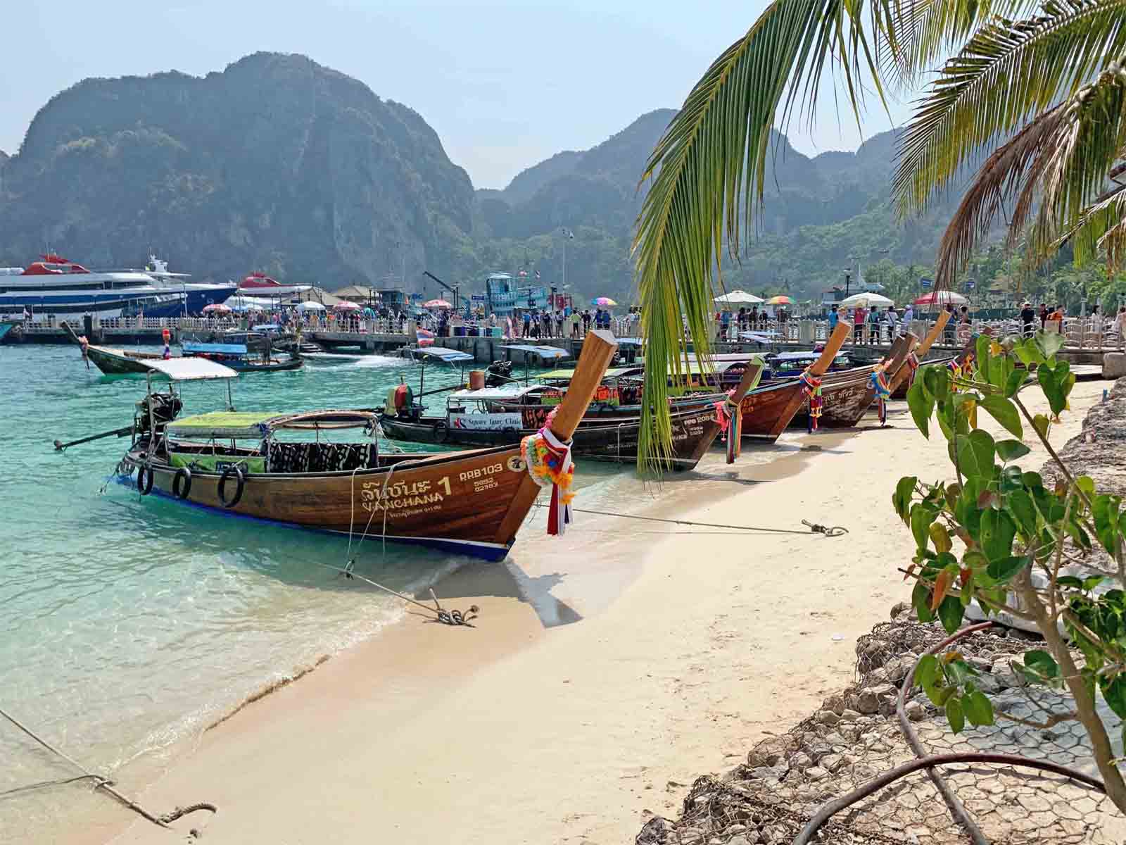 Boote auf Phi Phi