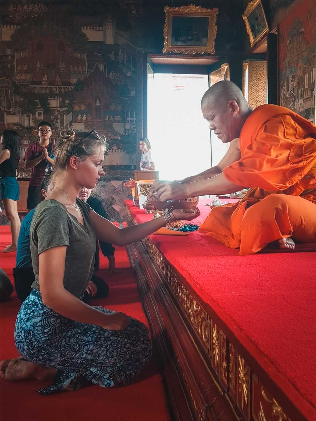 Mönch in Tempel in Bangkok