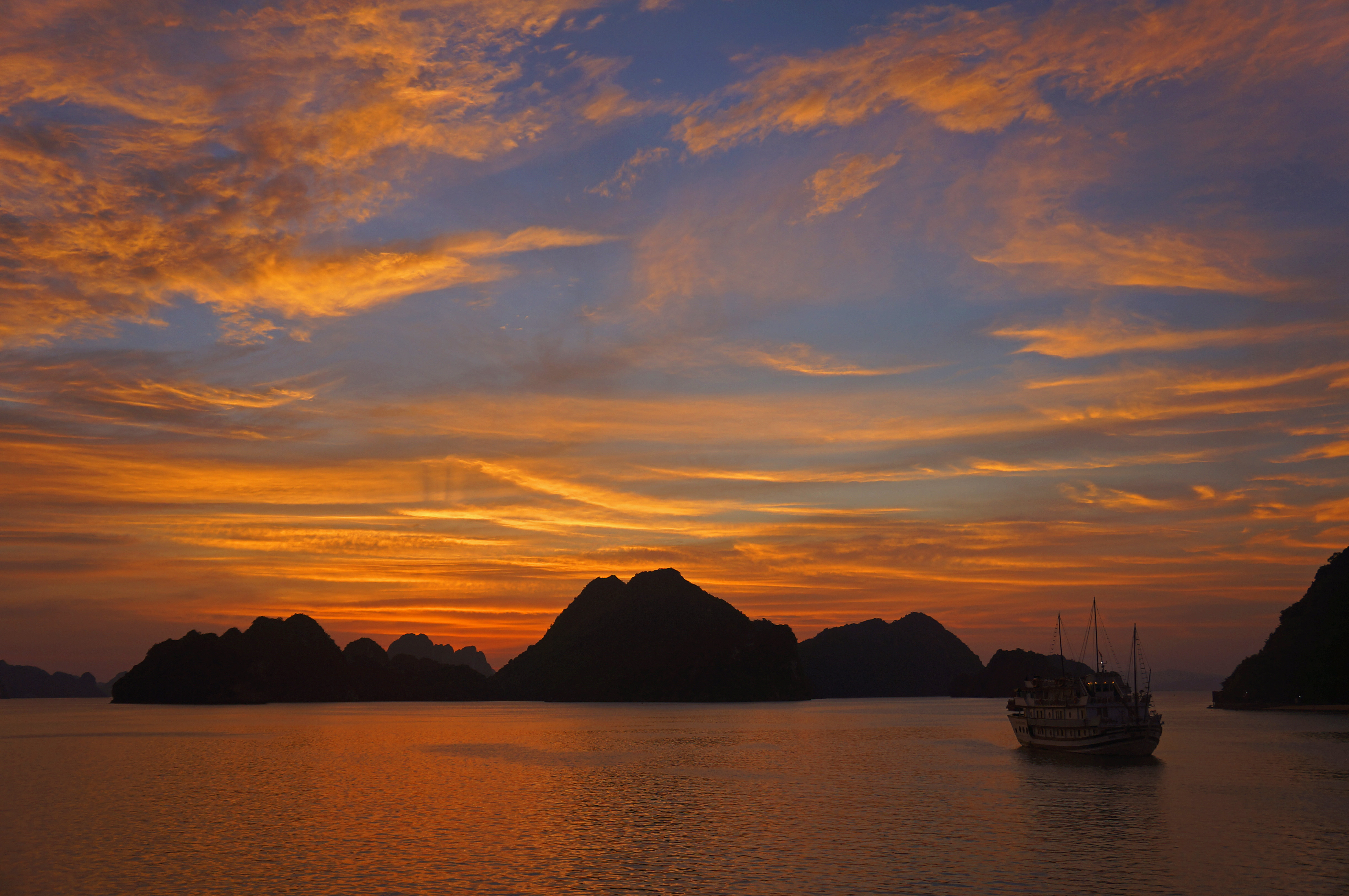 Halong Bay bei Sonnenuntergang