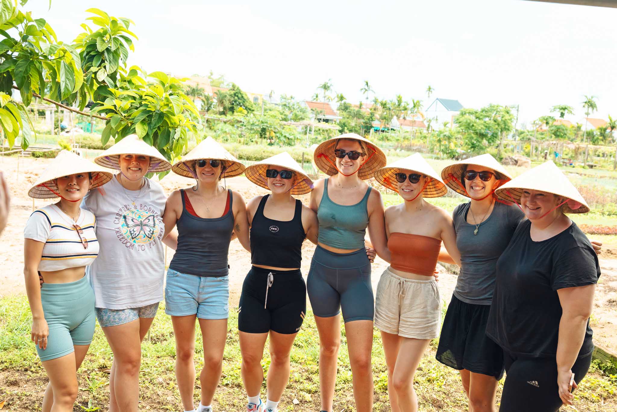 Backpacking Gruppe mit vietnamesischen Hüten